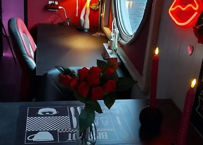 Bateau-hôtel Péniche Morgane 2 Sas Les Bêtises *